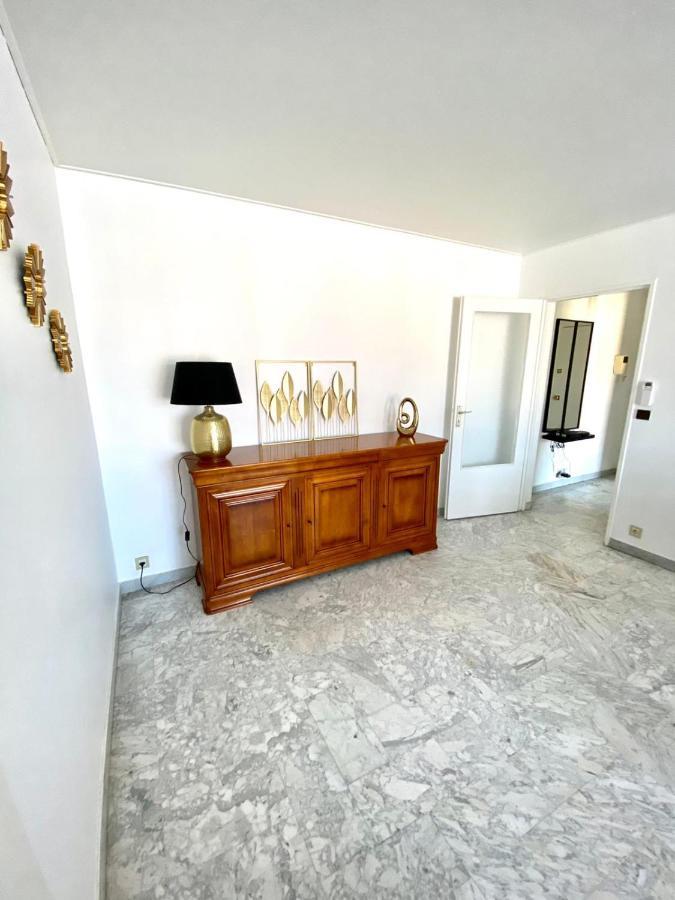 APPARTEMENT 2 PIECES bord de mer entièrement rénové Saint-Raphaël Esterno foto