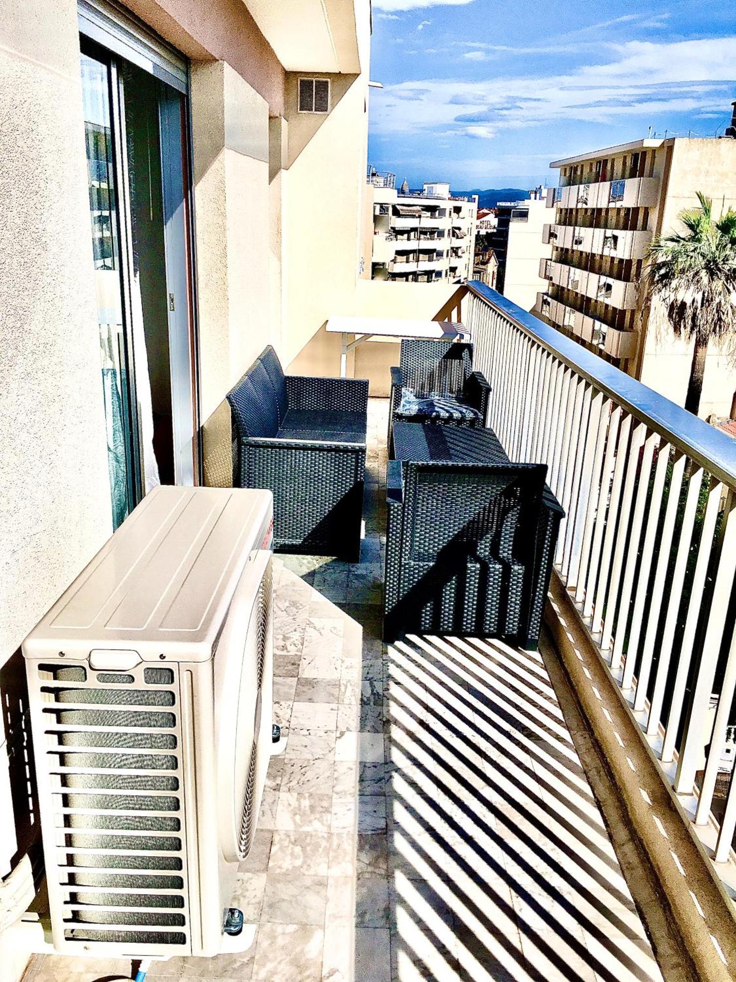 APPARTEMENT 2 PIECES bord de mer entièrement rénové Saint-Raphaël Esterno foto