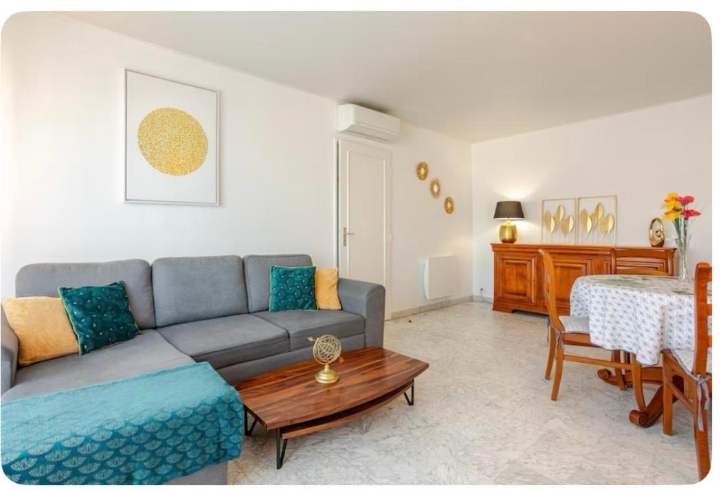 APPARTEMENT 2 PIECES bord de mer entièrement rénové Saint-Raphaël Esterno foto
