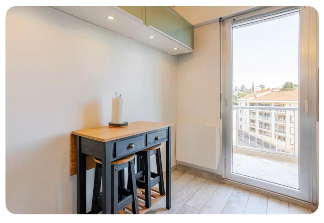 APPARTEMENT 2 PIECES bord de mer entièrement rénové Saint-Raphaël Esterno foto